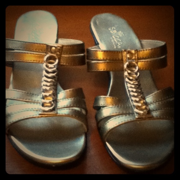 ❤SOLD❤ Gray/silver gladiator chunk kitten heels.
