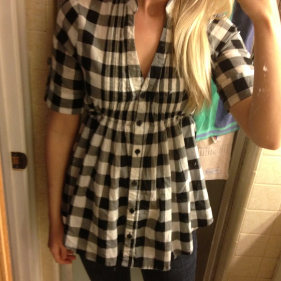 ❤SOLD IN BUNDLE❤ Black & white plaid shirt