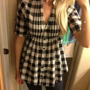 ❤SOLD IN BUNDLE❤ Black & white plaid shirt