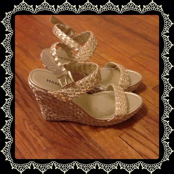🌟Final Reduction🌟Metallic gold wicker wedges!👠