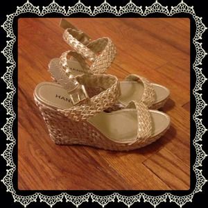 🌟Final Reduction🌟Metallic gold wicker wedges!👠
