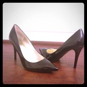 *hOLd* 👠GUESS Black patent stilettos