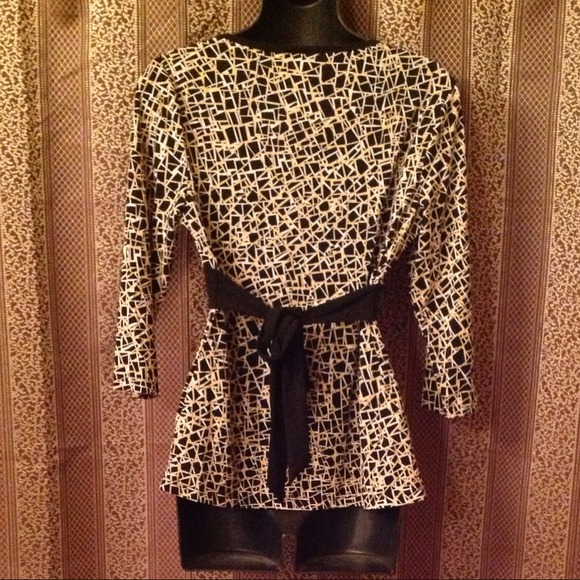 ✂️Price cut✂️AB Studio graphic print top - Picture 2 of 2