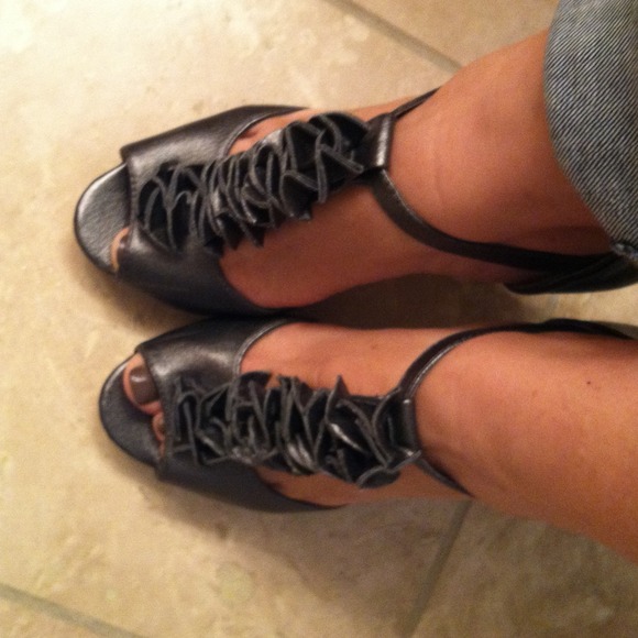 Metallic grey pump with ruffle front
