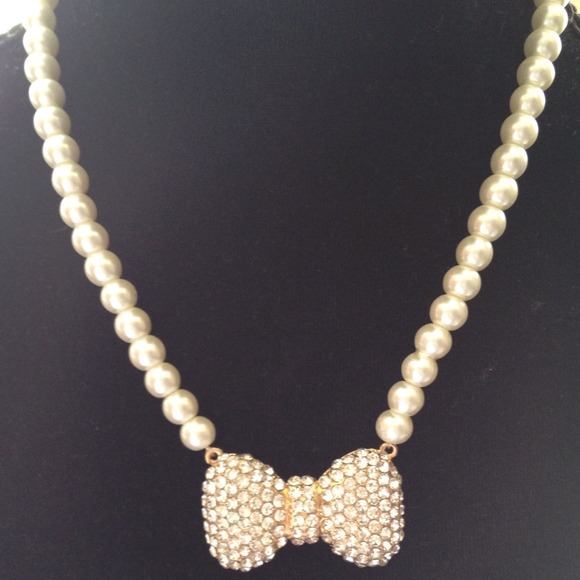 Perl Crystal Ribbon Necklace..