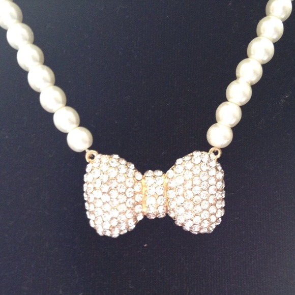 Perl Crystal Ribbon Necklace.. - Picture 2 of 2