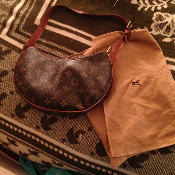 Louis Vuitton small Croissant bag😍👜justREDUCED😍
