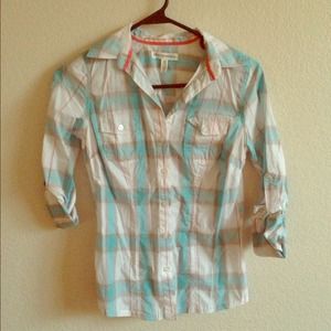 Aeropostale shirt in XS. White, blue and orange.