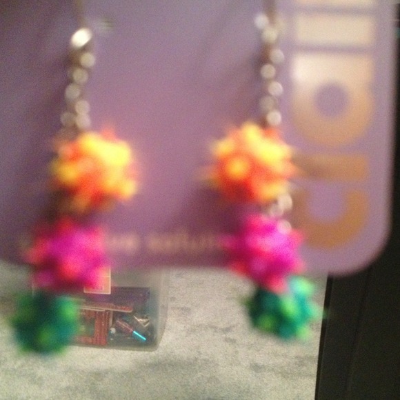 Adorable earrings - Picture 3 of 3