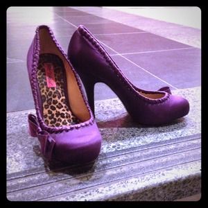 Betsey Johnson satin purple pump size 7.5