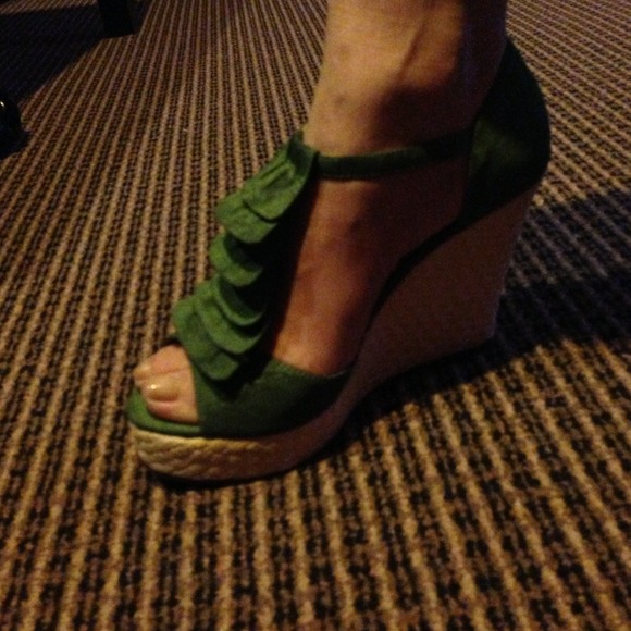 🎈SOLD🎈 Steve Madden Wedges, Green Ruffle  Sz 8M