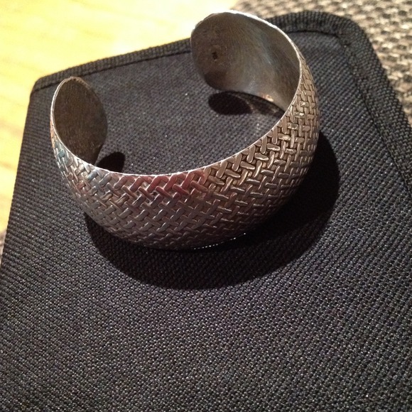 Brand new.925 sterling silver solid bracelet.