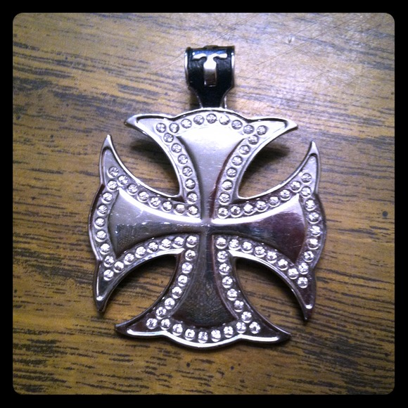 Silver jeweled cross necklace peice!