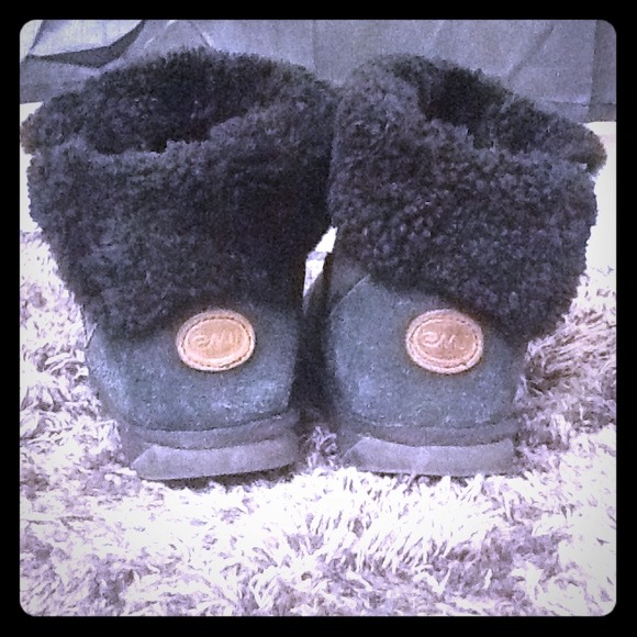 Black ankle length Emu boots