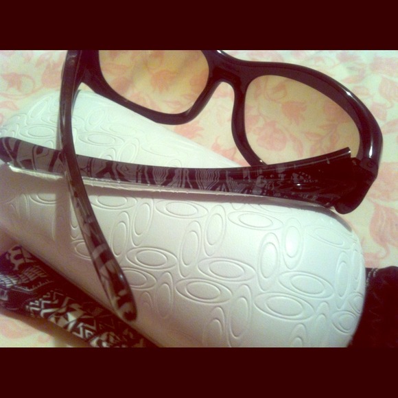TRADED Naomi South Eternal Black White Oakley - Picture 1 of 4