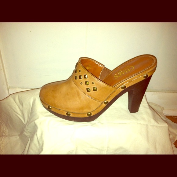 Chaps RL tan clogs
