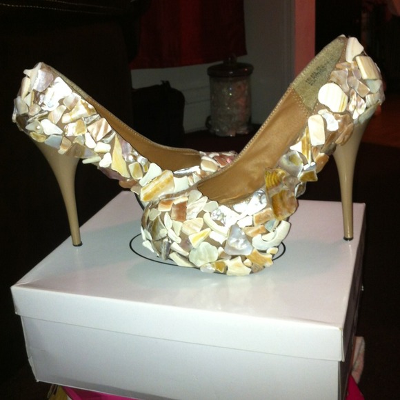 Hand designed seashell shoes. Tan pumps size 91/2.