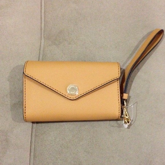 ✋✋💕💕SOLD💕💕Michael Kors Iphone 5 Wrislet NWOT