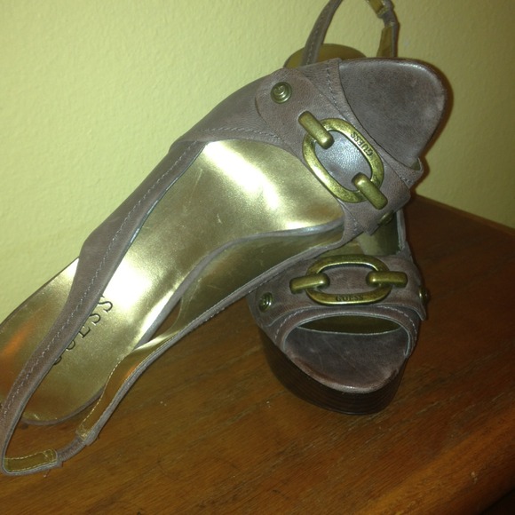 "NEW" brown guess platform heels.