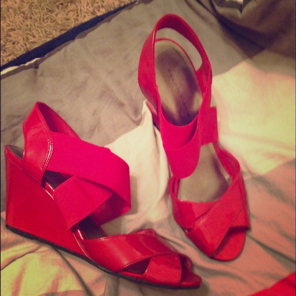 Comfortable red wedges
