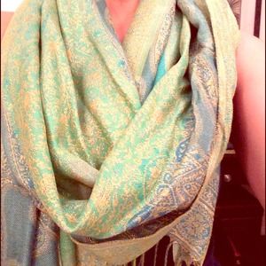 ❤Reduced!!!❤Green pashmina with fringe