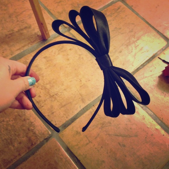 ❌SOLD in bundle❌Black headband with large bow