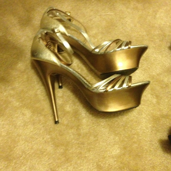 Bebe - Picture 3 of 4