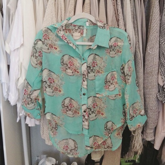 ❌📦 SOLD -- Tobi Turquoise Skull Button Up Top S