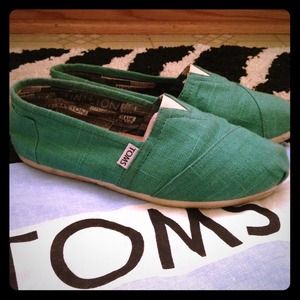 Greenish teal toms witH bag