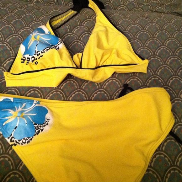Bikini - Picture 2 of 2
