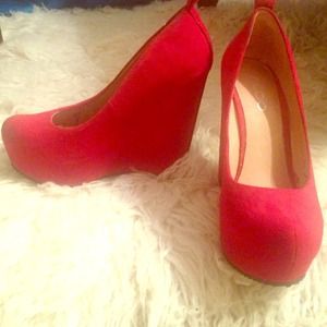 New ALDO red wedges!