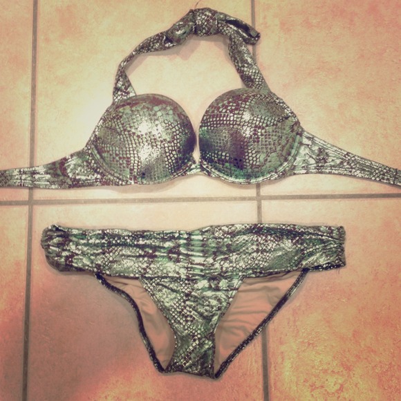 Victoria's Secret 32B Bombshell Scrunch Butt! 👙