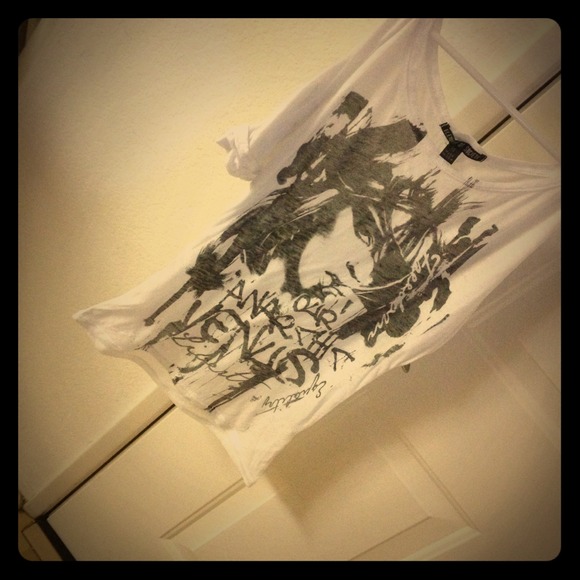 Graphic Tee w Cut up sleeves