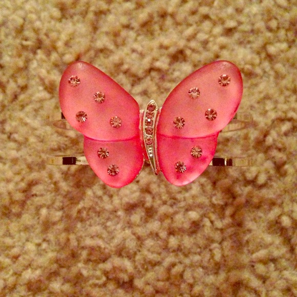 💜Like New!!💜 Pink metal butterfly bracelet.
