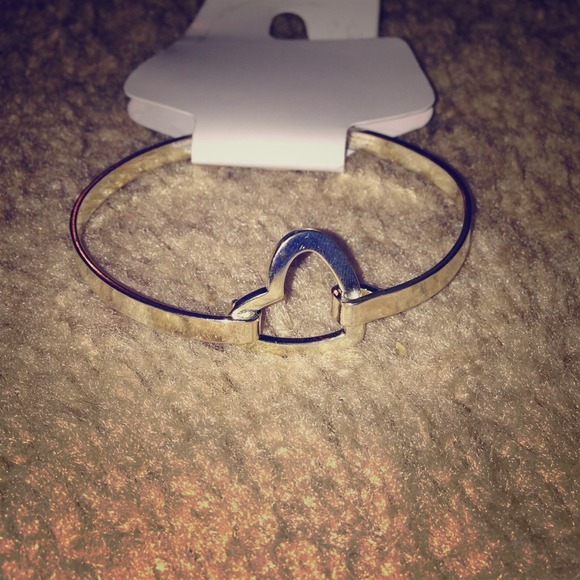 Silver heart bracelet. ❤NEVER WORN❤