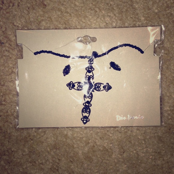 NECER WORN❗❗Black cross necklace with earrings.