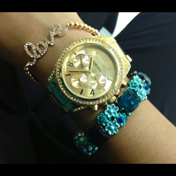Emerald metal floral bracelet