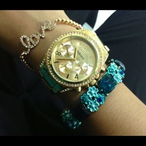 Emerald metal floral bracelet