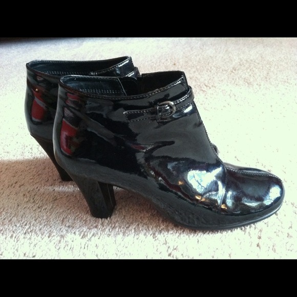Aerosols patent leather boots