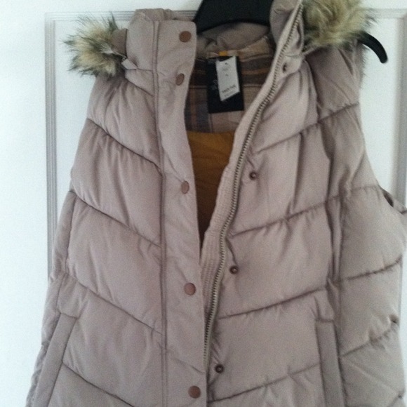 New with tags gap vest!  Xl