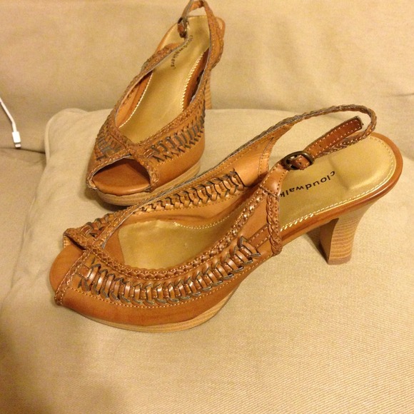 Dark tan heels size 8.5w