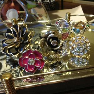 Lot of super cute stretch rings.