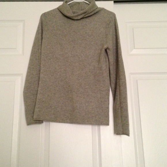 100% cashmere turtle neck