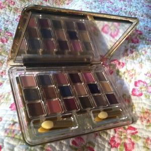 *Rrserved-anamshah*Estée Lauder Eye Shadow Compact