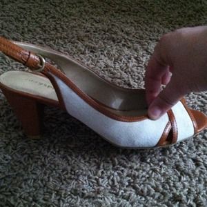 Size 8 1/2 easy spirit open toe heels.