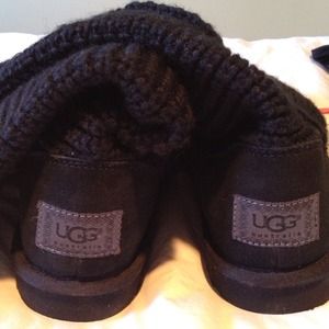 Never worn Classic Cardy women's uggs in black.