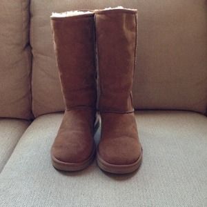 Authentic chestnut uggs size 7