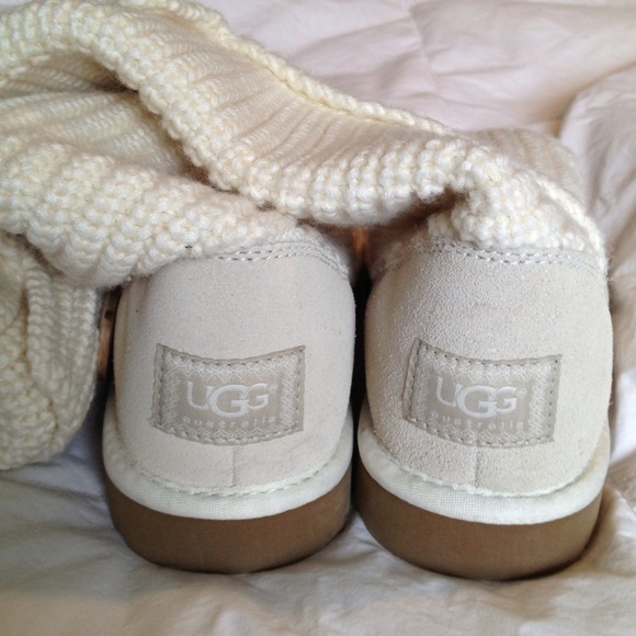Never worn Classic Cardy women's uggs.
