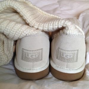 Never worn Classic Cardy women's uggs.