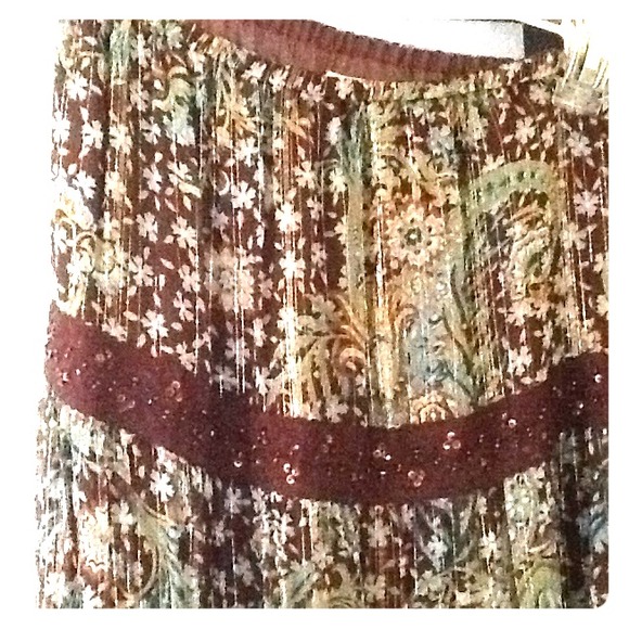 Cute skirt w/ some bling on it - Picture 1 of 2